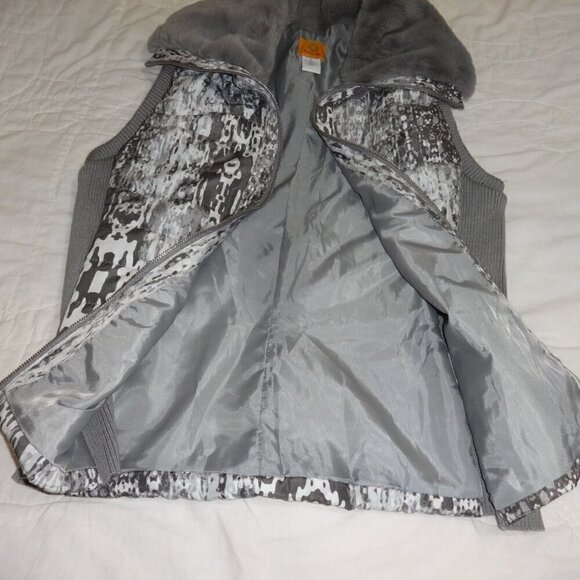 Ruby Red women's vest size L, puff front knit sides front zipper faux fur collar - Picture 9 of 12